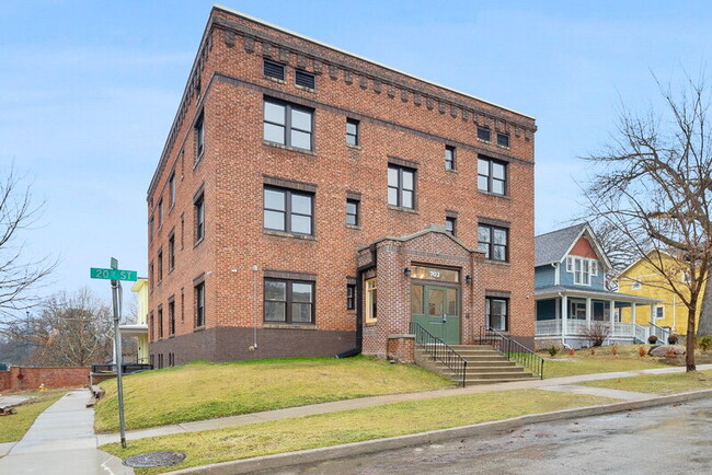 Building Photo - 702 20th St Unit 101 Rental