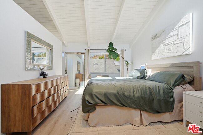 Photo - 605 Strand St