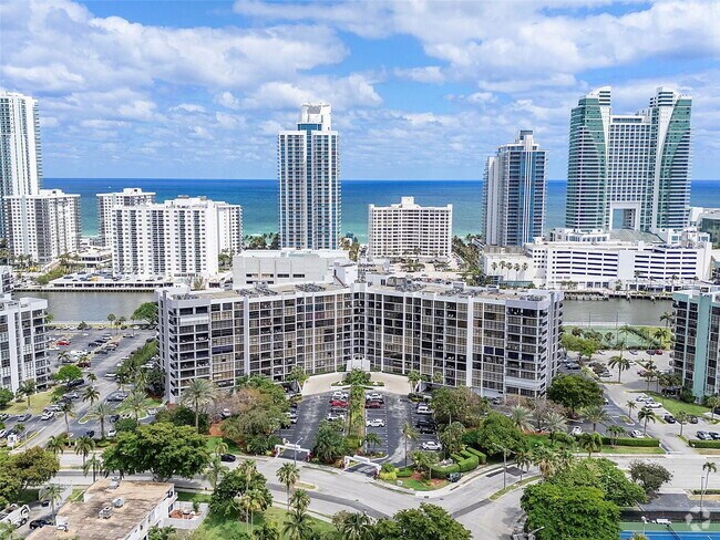 Building Photo - 600 Parkview Dr Unit 1031 Rental