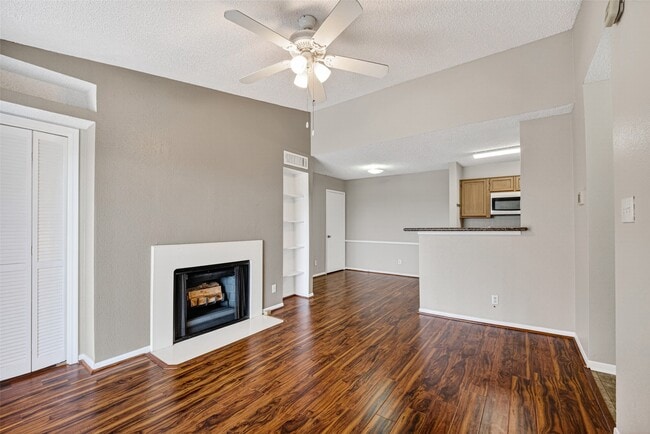Building Photo - 2121 Hepburn St Unit 1112
