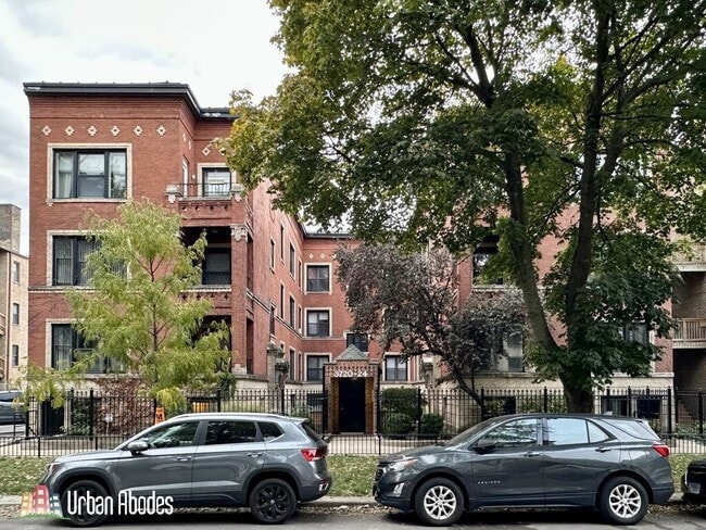 Building Photo - 3722 N Sheffield Ave Unit J06W