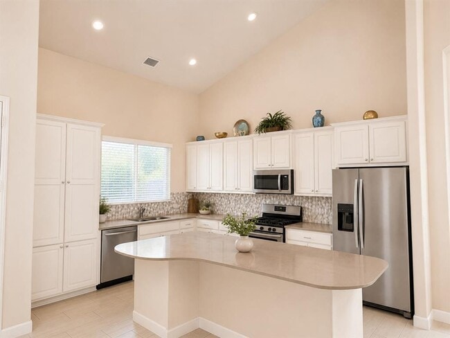 Photo - 2413 Bowen St
