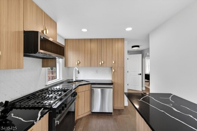 Photo - 21 Lombardy Pl