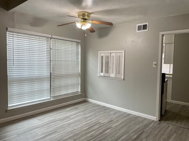 Photo - Townhome For Rent in Dallas - 3 Bedrooms/2 Baths