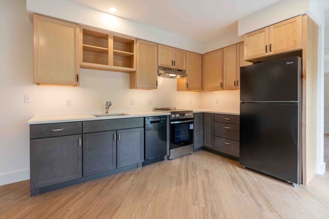 Quartz countertops, Energy Star DW and refrigerator