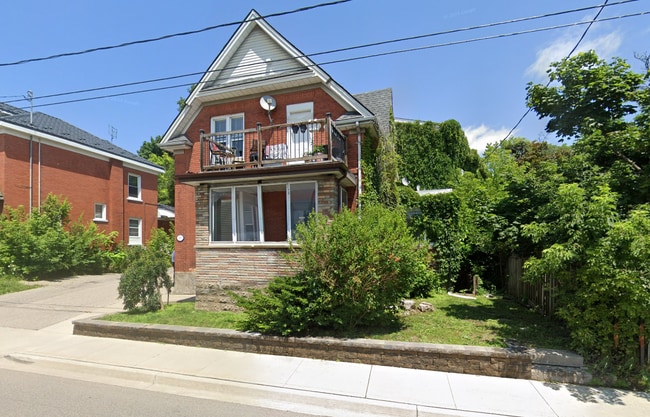 Building Photo - Cozy One-Plus-Den For $1495 In Downtown Kitchener At 136 Weber! Unit 7