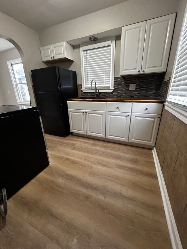 Photo - CUTE 2 BEDROOM HOUSE WITH LARGE BACKYARD IN HAMILTON! QUIET STREET