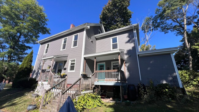 Building Photo - Very nicely remodeled 1 Bedroom Unit B