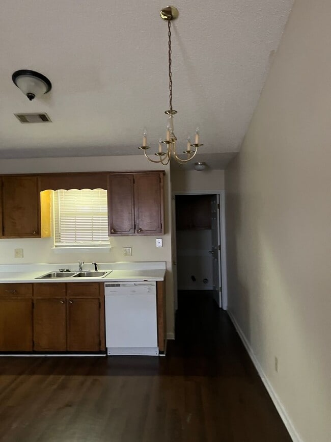 Building Photo - 105 Gala Ct