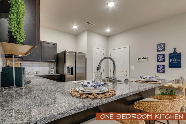 ONE BEDROOM: Kitchen Bar