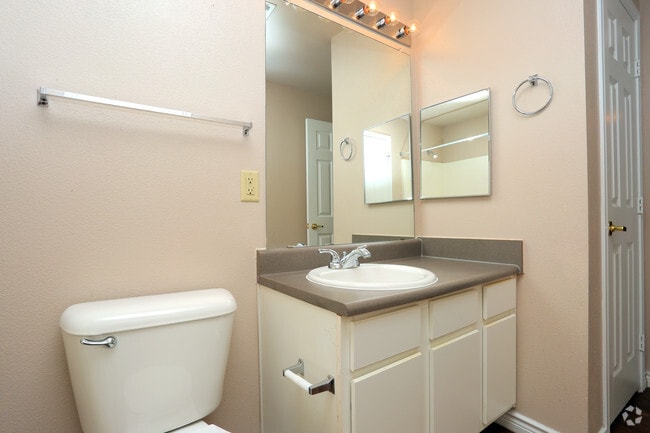 1HAB - Baño - Highland Crossing Apartments