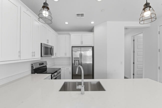 Building Photo - Like new Luxurious Modern townhome with 2 Master Suits in Warner Meadows!