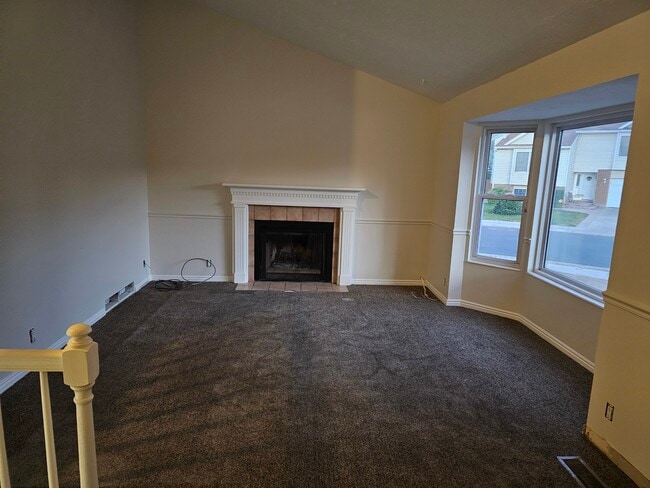 large bay window in living room - 4900 W Barton Park Dr