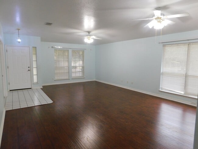 1301 Leah Ln