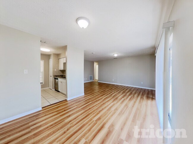 Photo - 2704 Mnr Hl Dr