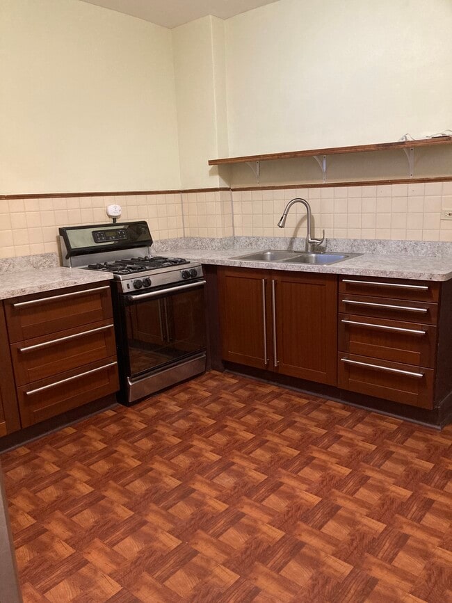 Kitchen - 926 Circle Ave Unit 2