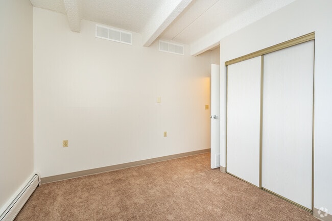 1BR, 1BA - 575SF - Bedroom
