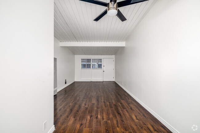 1BR, 1BA - 604SF - Living Room