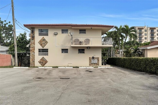 Building Photo - 559 SW 10th St Unit 4