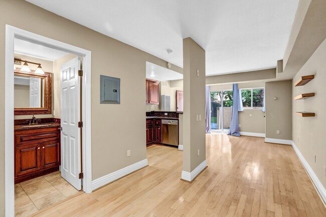 Photo - $500 Move In Special - Studio in the Venetian Community in UTC w/ Parking Included!