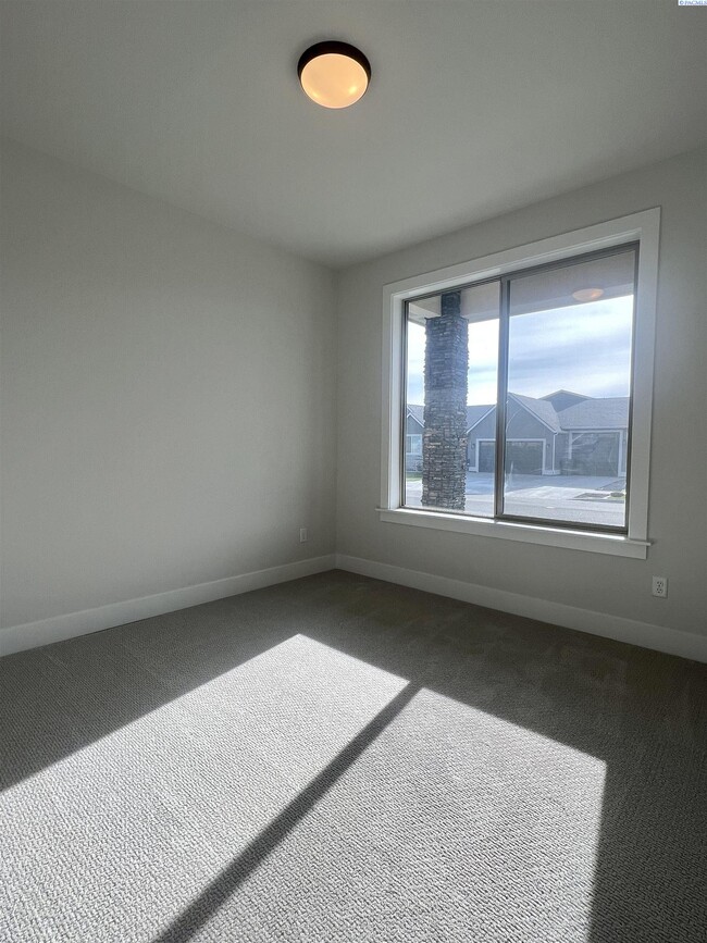 Photo - West Vinyard Estates 3 br plus den 4 car