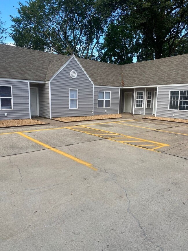 Building Photo - REMODELED 2 BED / 1 Bath Apartment in Trum...