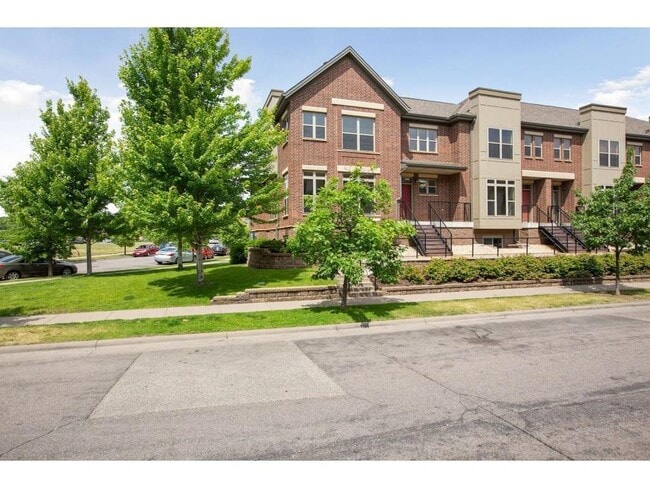 Photo - 731 Victoria Street S