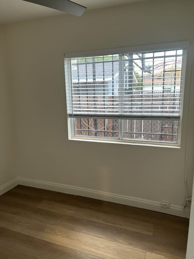 Photo - 227-229 E 78th St Unidad 227 1/2