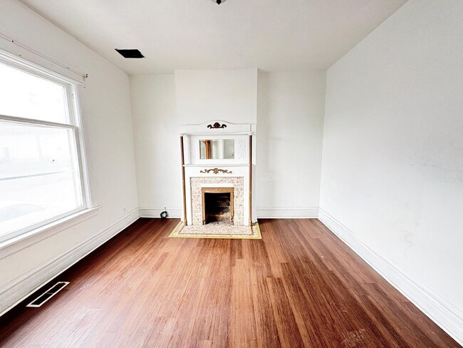 Photo - 833 N Michigan St