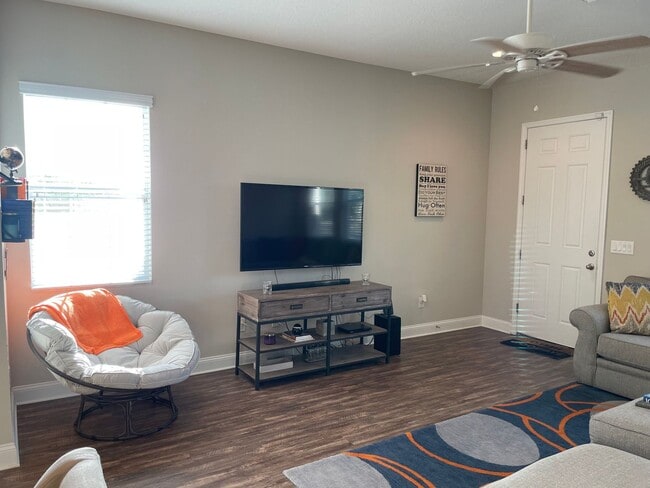 Photo - Rare 2/2.5/1 Near downtown ST. PETE