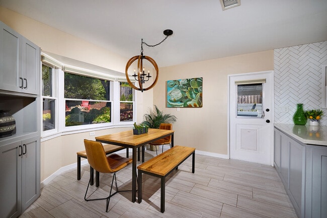 2136 Foothill Dr