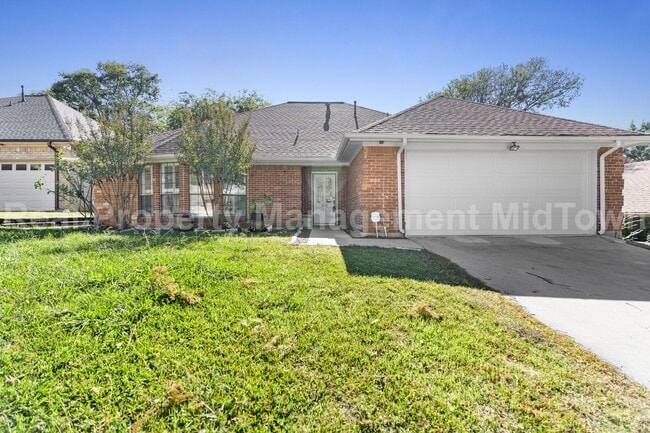 Building Photo - Charming Home Centrally Located in the DFW