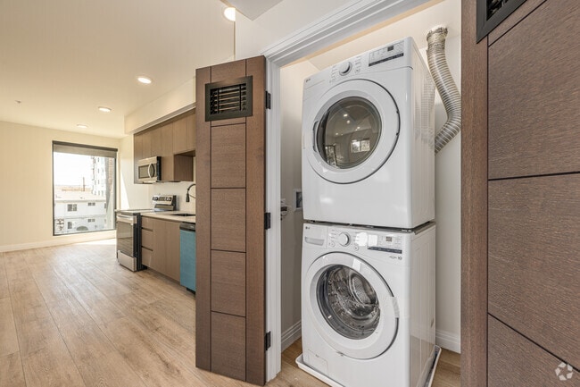 2BR, 2BA - 900SF - Laundry