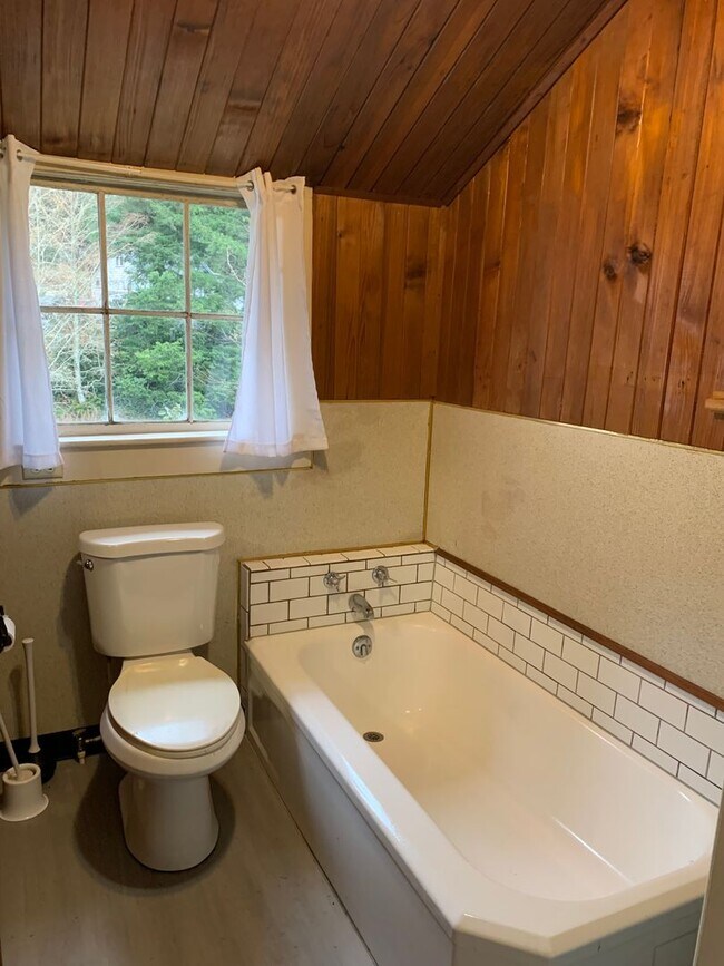 Charming Vintage Farm Home w/4 bedroom, 2 House Rental in Coos