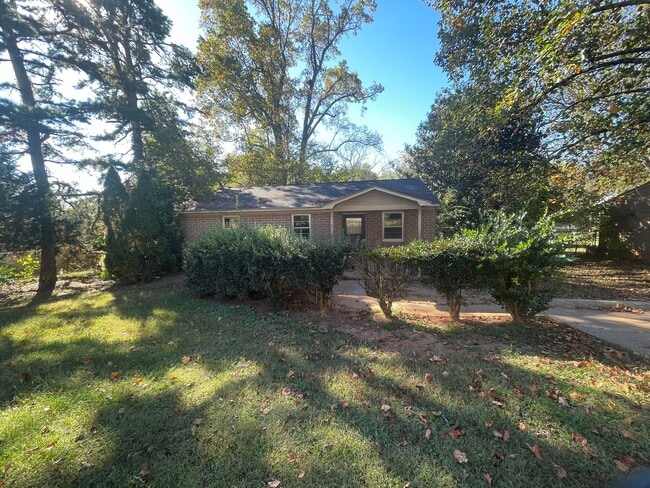 Building Photo - Renovated 3 bedroom 1 bathroom house