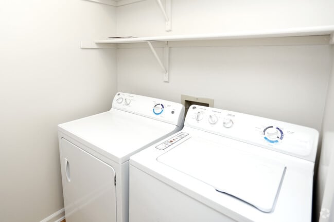 Lavandería dentro del apartamento - Steeplechase at Shiloh Crossing