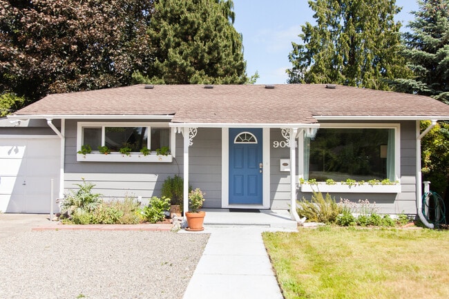 Building Photo - Available 10/11 – West Seattle Gem with Pr...