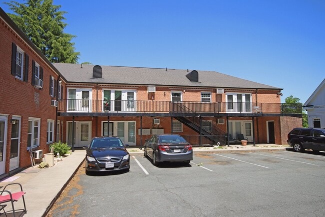 Building Photo - Student-Friendly Ground-Level Apartment Ne... Unit Ivy Rd 2114 #11
