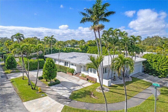 Photo - 290 Shore Dr E