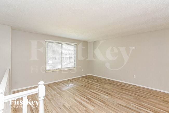 Photo - 910 Woodlark Dr