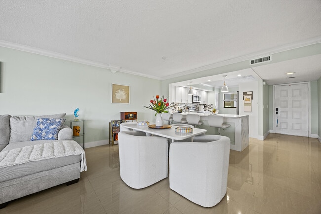 Building Photo - 12926 Briarlake Dr Unit 201