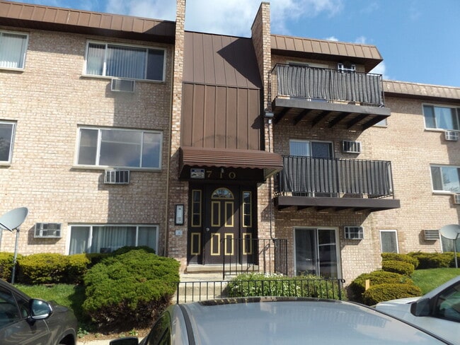 Photo - 710 W Huntington Commons Rd Unit 2B