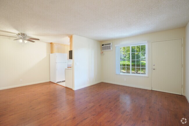 1BR, 1BA - 610SF Classic - Living Room