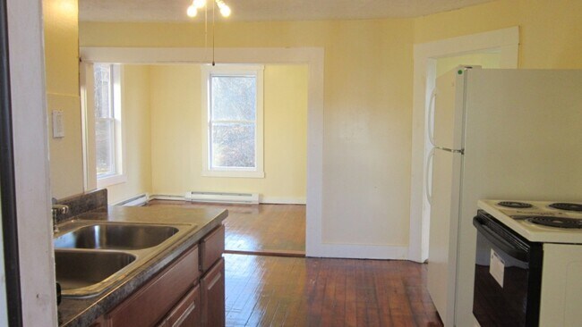 Photo - 955 Main St Apartments