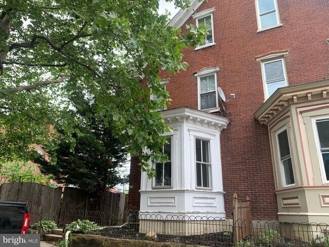 Building Photo - 270 N York St Rental
