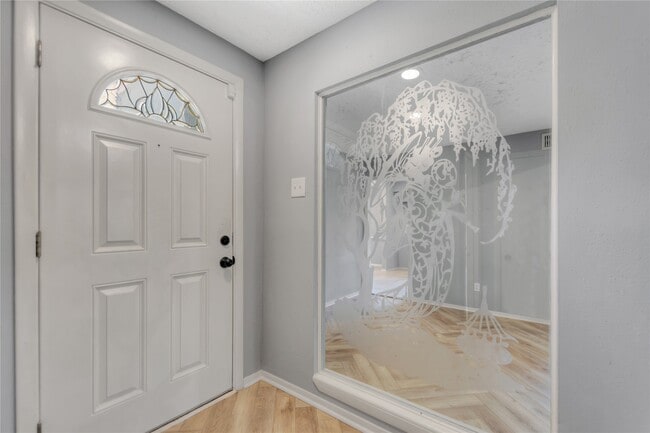 Photo - 619 Leicester Ln