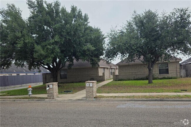 Building Photo - 2204 N Dahlia St Unit 4 Rental