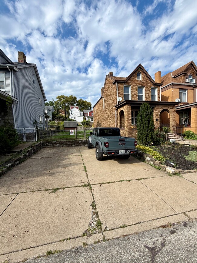 Photo - 135 Rochelle St