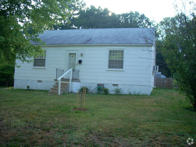 Building Photo - -- AVAILABLE JUNE 4TH -- 3 BR/ 1 BA Ranch ... Rental