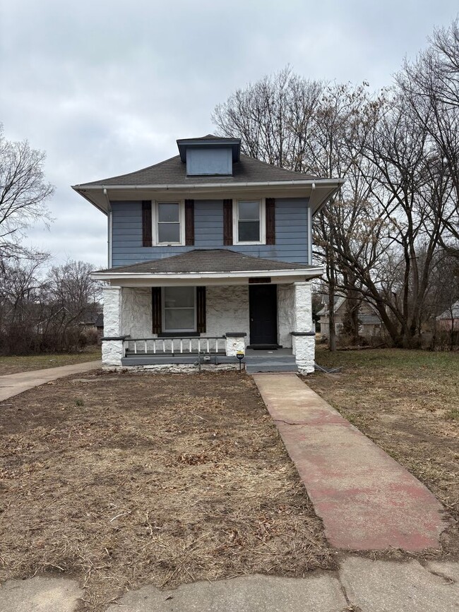 Building Photo - Large 3 bedroom house available